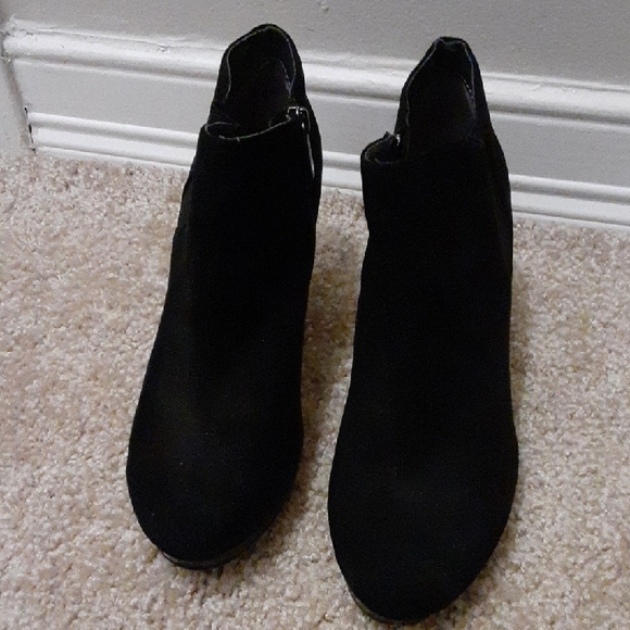 Elegant Black Ankle Boots - Picture 3 of 10
